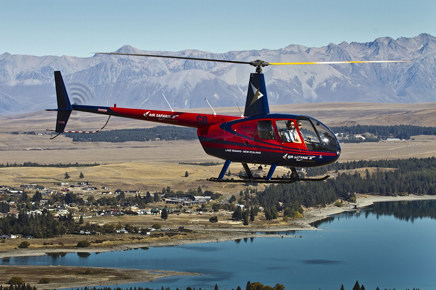 Mackenzie Explorer with Alpine Landing Helicopter in Lake Tekapo
